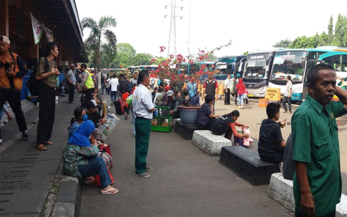 Penumpang menunggu bus di Terminal Kampung Rambutan, Jakarta. (info publik)