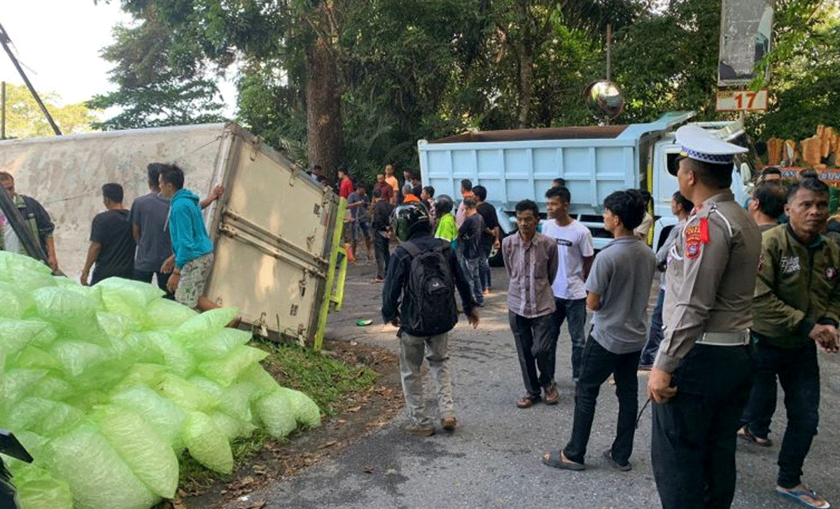 Truk terguling di Kelok 17, Kabupaten Agam. Tak ada korban jiwa dalam laka tunggal itu.