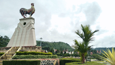 Tugu ayam kukuak balenggek di Arosuka.