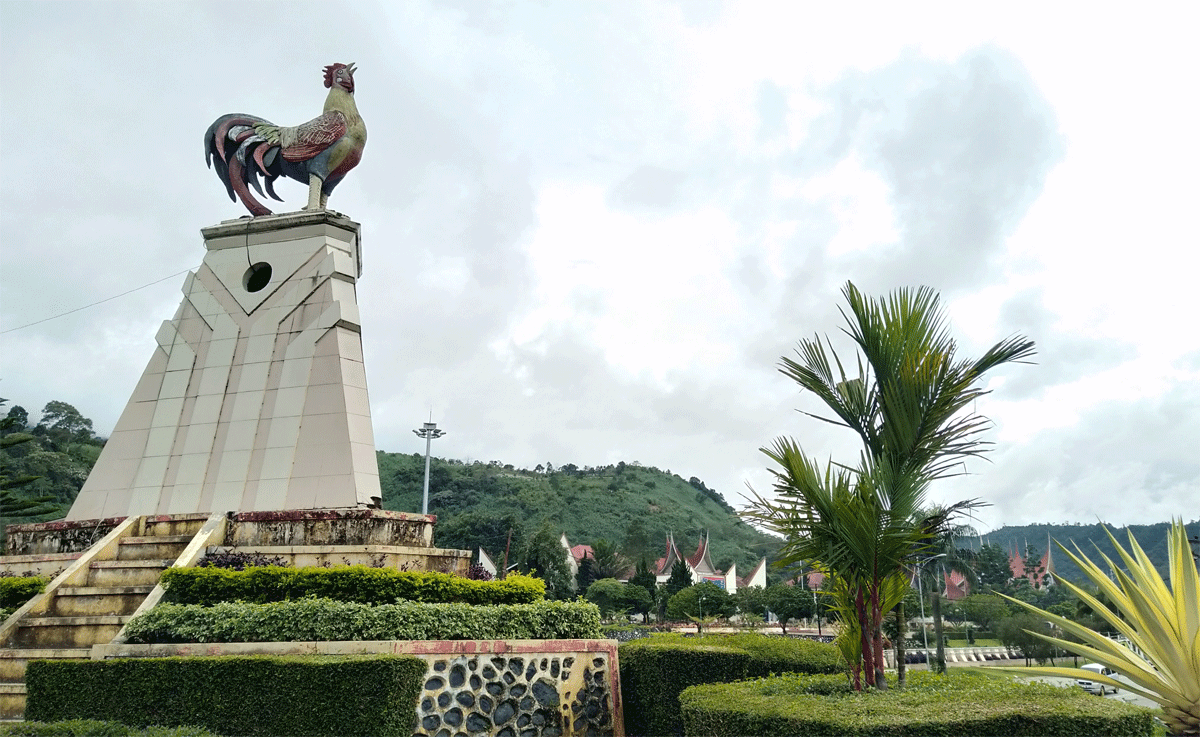 Tugu ayam kukuak balenggek di Arosuka.