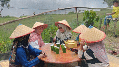 Wisatawan menikmati panorama danau sambil makan siang