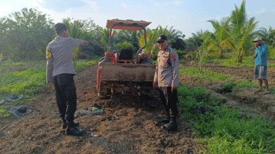 Petugas melakukan olah TKP di lokasi kecelakaan kerja