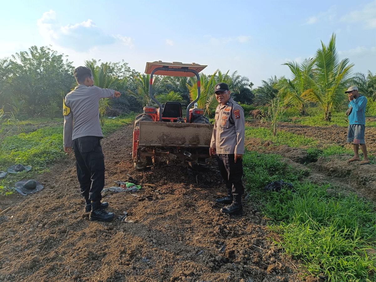 Petugas melakukan olah TKP di lokasi kecelakaan kerja