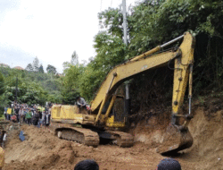 Akses ke Solok Selatan Masih Putus, Longsor di Nagari Lolo Masih Ditangani, Ratusan Kendaraan Terjebak 6 Akses ke Solok Selatan Masih Putus, Longsor di Nagari Lolo Masih Ditangani, Ratusan Kendaraan Terjebak