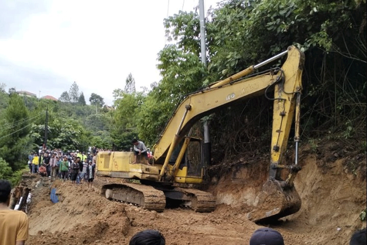 Alat berat dikerahkan untuk membuka kembali jalan ke Solok Selatan yang terputus