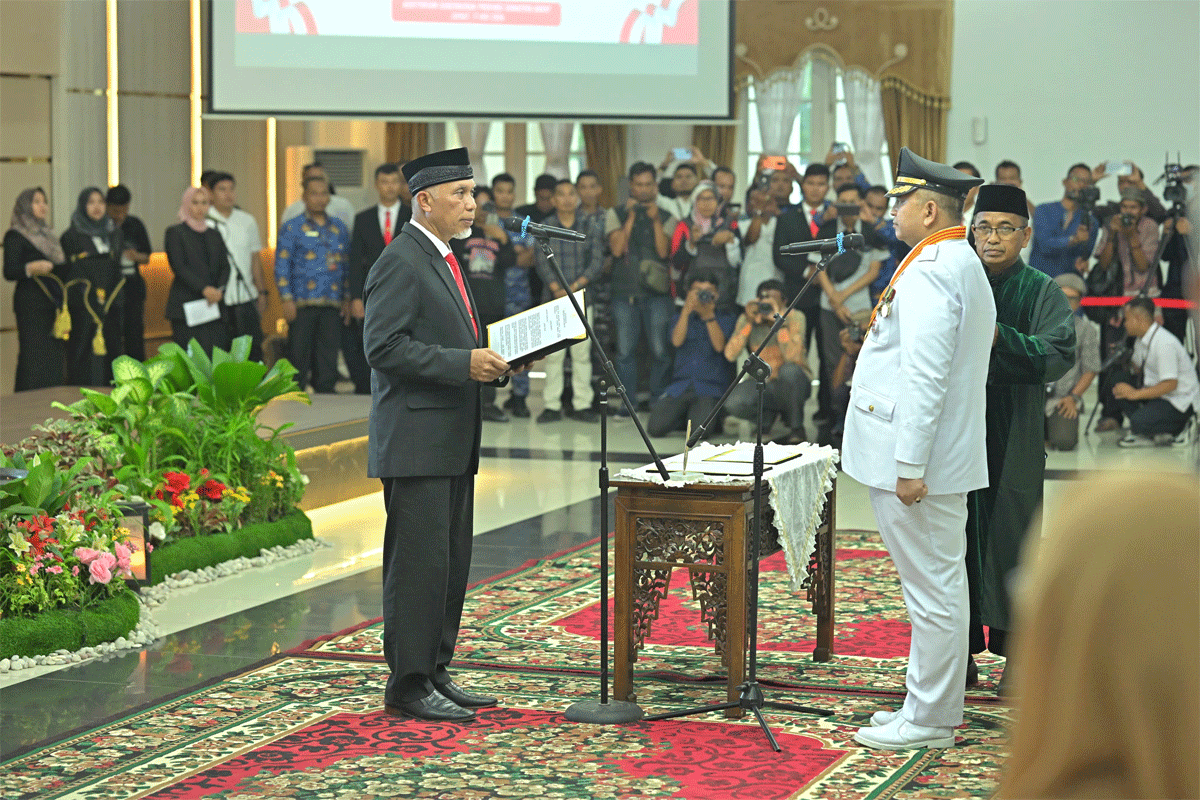 Gubernur Mahyeldi lantik Andree Algamar sebagai Penjabat Wali Kota Padang. (biro adpim)