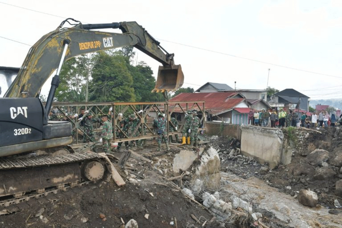 Personel TNI bangun jembatan bailey di Bukik Batabuah