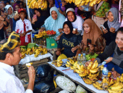 Presiden Jokowi Beli Pisang di Pasar Laino Raha, Ada Pedagang Berbaju Dior