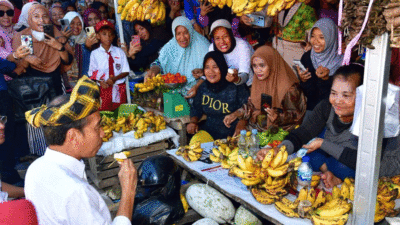 Presiden Joko Widodo dialog dengan pedagang di Kabupaten Muna, Provinsi Sulawesi Tenggara, Senin (13/5/2024). (BPMI Setpres/Vico)