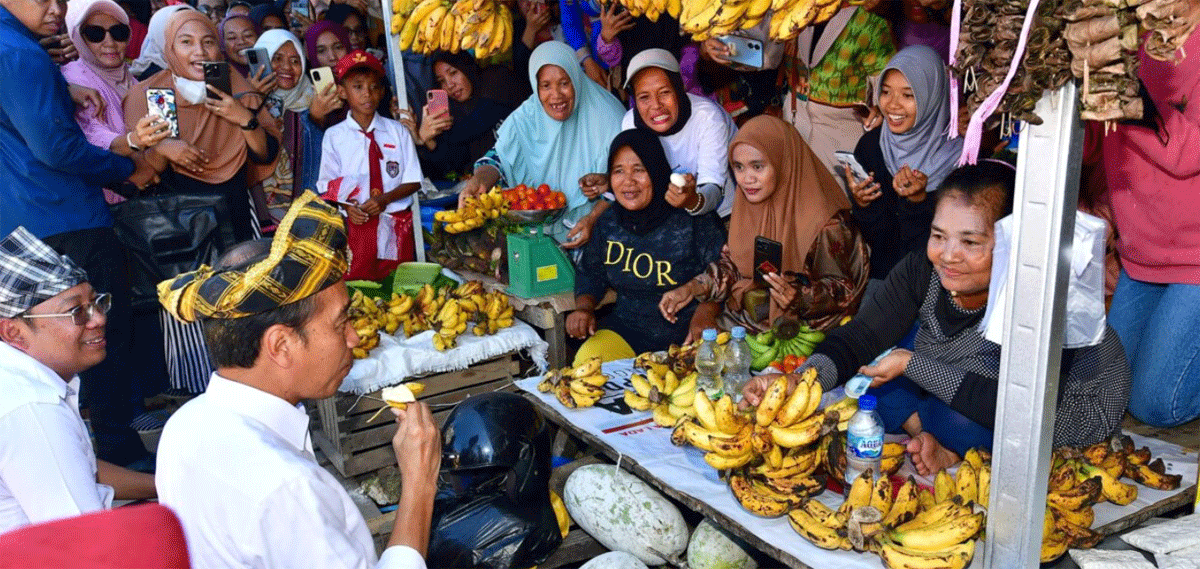 Presiden Joko Widodo dialog dengan pedagang di Kabupaten Muna, Provinsi Sulawesi Tenggara, Senin (13/5/2024). (BPMI Setpres/Vico)