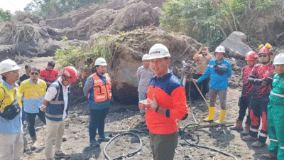 Tim BNPB yang melaksanakan demolish di Batu Anguih, Kecamatan Sungai Pua, Kabupaten Agam, Sumatera Barat, Rabu (29/5/2024). (Humas BNPB)