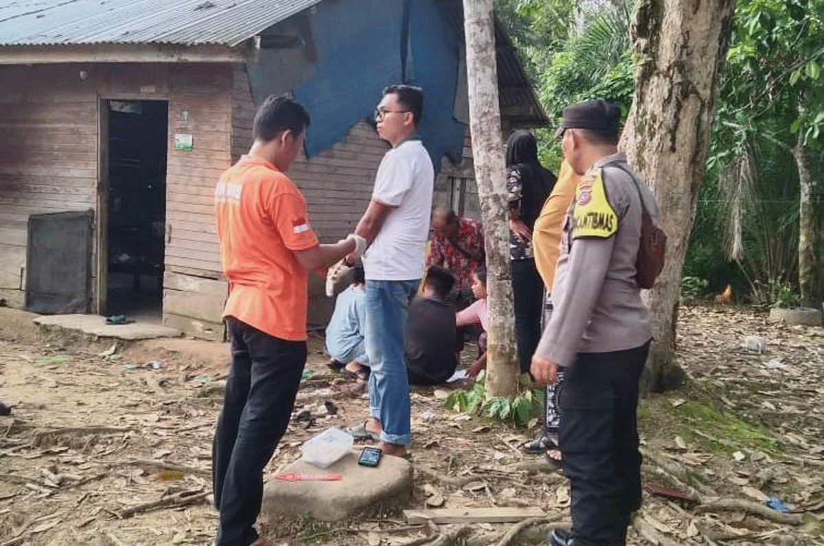 Petugas tiba di lokasi kejadian setelah mendapat informasi ada warga yang meninggal karena diduga bunuh diri.