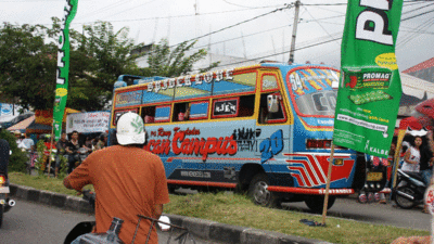 Salah satu armada bus kota yang pernah jaya di Padang. (Flickr)