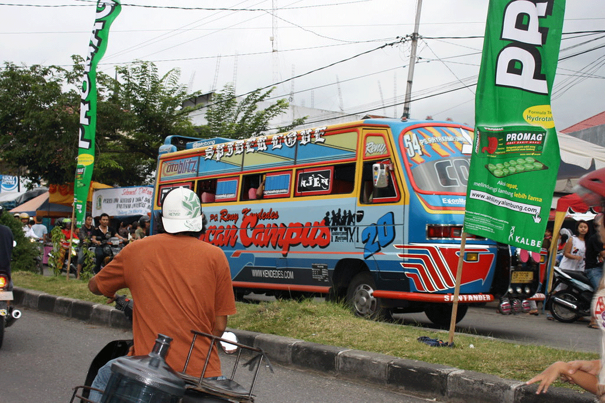 Salah satu armada bus kota yang pernah jaya di Padang. (Flickr)