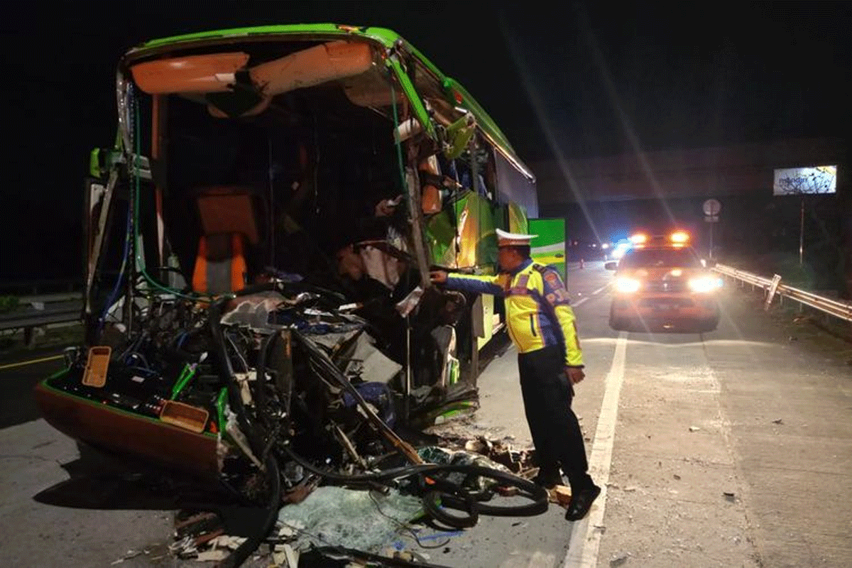 Bus yang terlibat kecelakaan di di KM 695+400 jalur A Tol Jombang - Mojokerto, Selasa (21/5/2024) malam. (KOMPAS.COM/PJR POLDA JATIM)