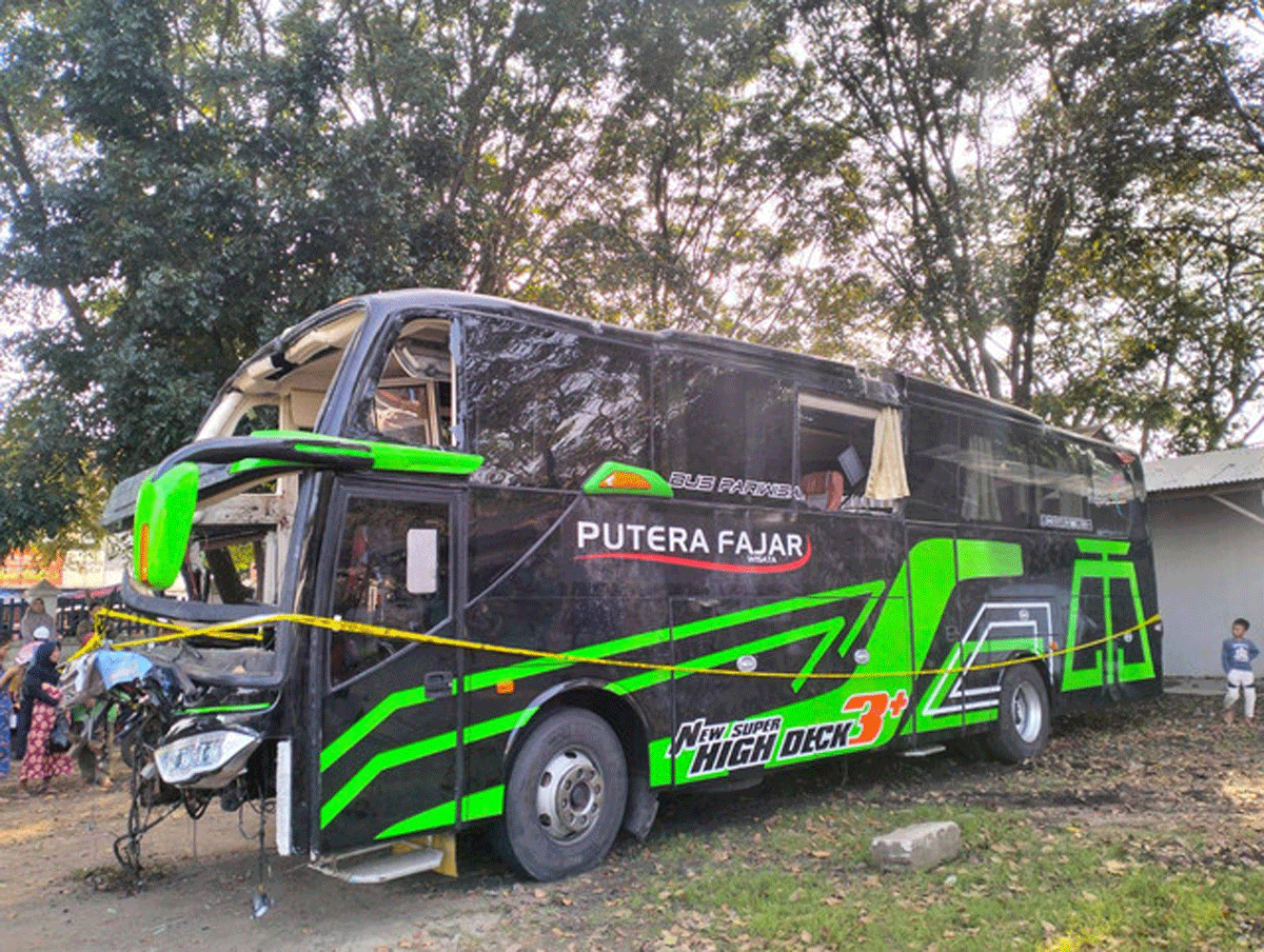 Bus Putera Fajar rusak parah karena kecelakaan. (kumparan)
