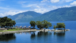 Indahnya pemandangan alam di Danau Singkarak.