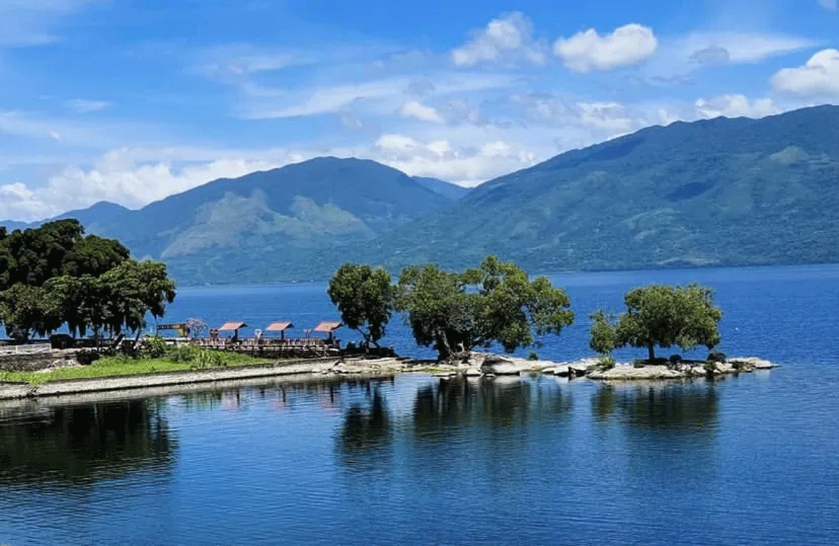 Indahnya pemandangan alam di Danau Singkarak.