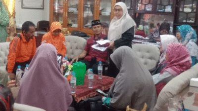 Guru bersama kepala sekolah