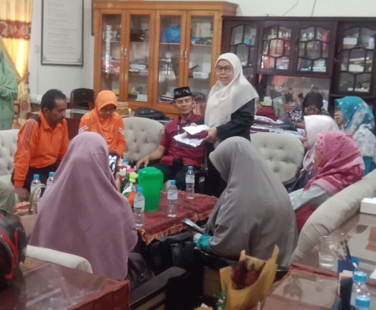 Guru bersama kepala sekolah