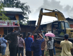 Eksekusi di Gunungsitoli, Rumah Diratakan dengan Ekskavator, Tergugat Tuding Ada Rekayasa dalam Putusan Pengadilan 12 Eksekusi di Gunungsitoli, Rumah Diratakan dengan Ekskavator, Tergugat Tuding Ada Rekayasa dalam Putusan Pengadilan