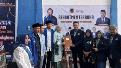 Emiko saat mendaftar di NasDem Kabupaten Solok, Selasa (7/5/2024).