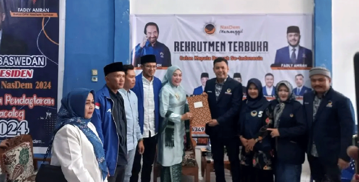 Emiko saat mendaftar di NasDem Kabupaten Solok, Selasa (7/5/2024).
