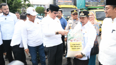 Wakil Ketua Umum DPP Gebu Minang, Safrizal Akhiar serahkan bantuan kepada Bupati Agam, Andri Warman dan Bupati Tanah Datar, Eka Putra di Gedung Indo Jalito, Batusangkar, Rabu (22/5/2024).