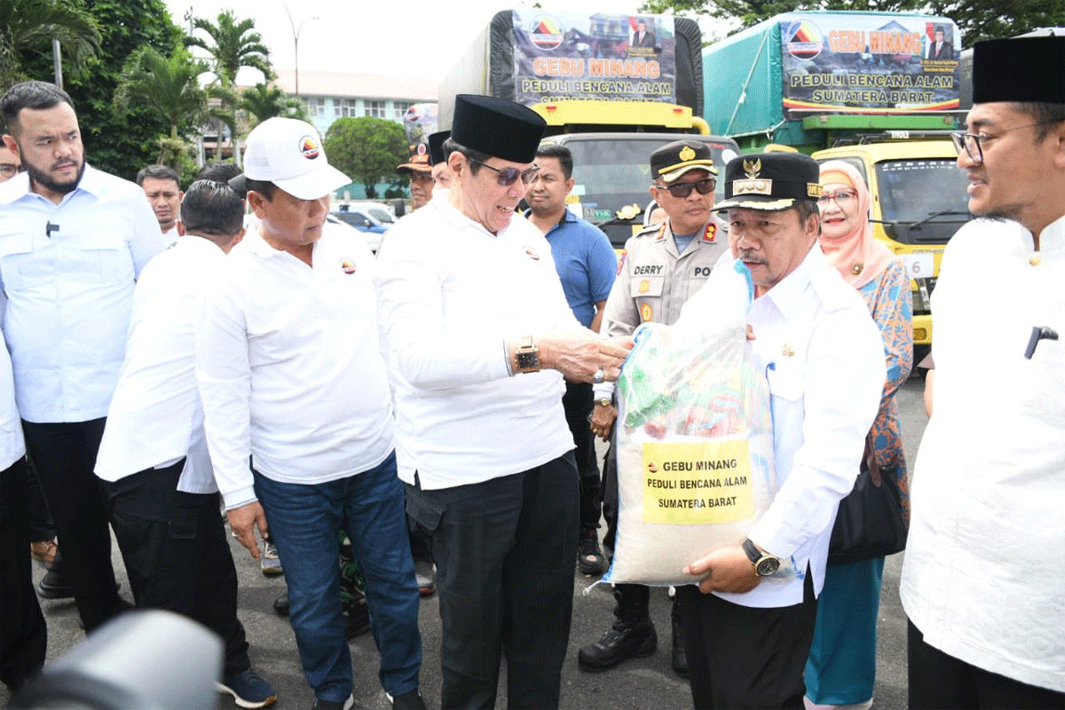 Wakil Ketua Umum DPP Gebu Minang, Safrizal Akhiar serahkan bantuan kepada Bupati Agam, Andri Warman dan Bupati Tanah Datar, Eka Putra di Gedung Indo Jalito, Batusangkar, Rabu (22/5/2024).