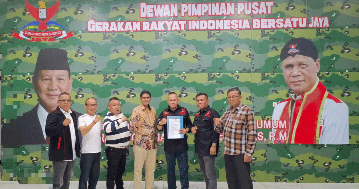 Foto Bersama usai penyarahan mandat kepada Anton Barat