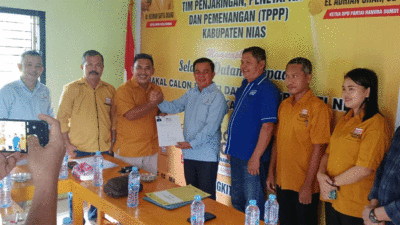 Alinuru Laoli serahkan berkas pendaftaran di Partai Hanura Nias
