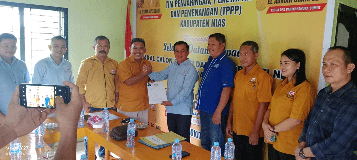 Alinuru Laoli serahkan berkas pendaftaran di Partai Hanura Nias