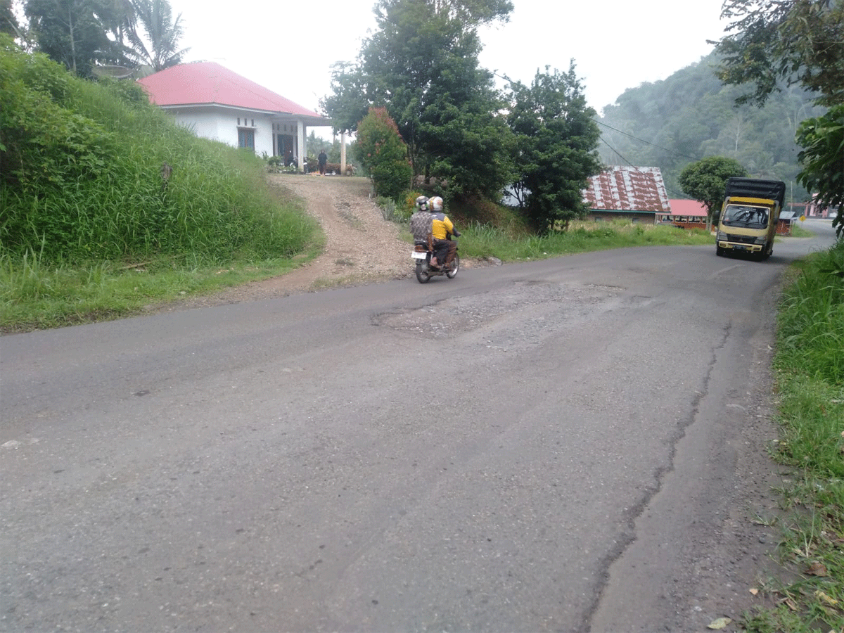 Jalan berlubang di Tanah Datar, persisnya di ruas Ombilin ke Batusangkar