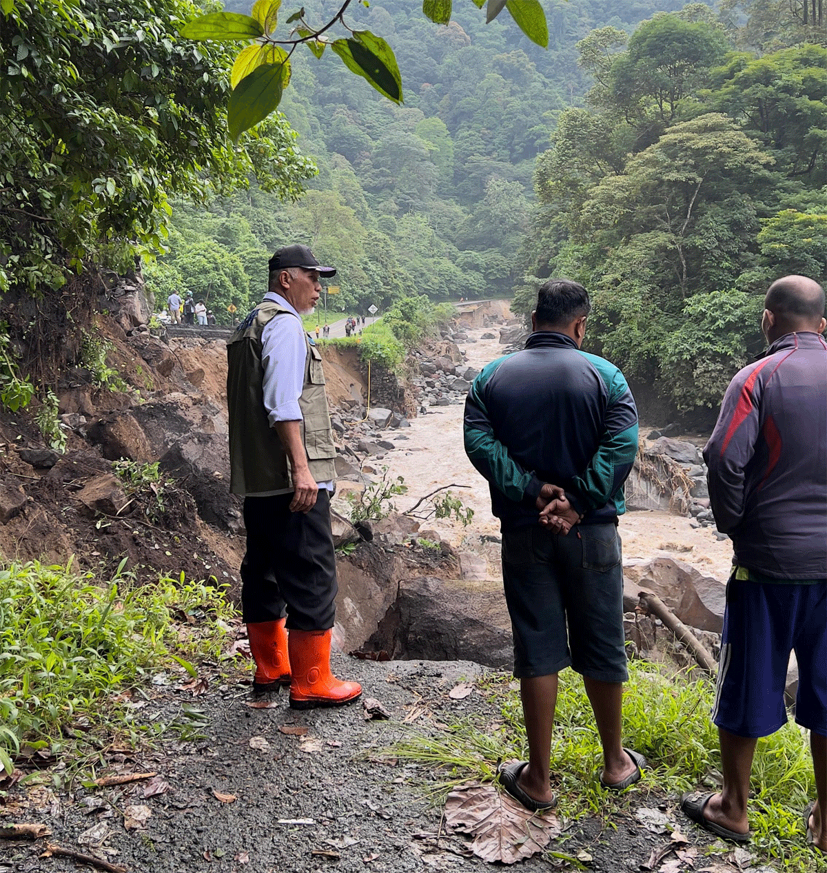 Gubernur Mahyeldi tinjau jalan yang putus di Lembah Anai. (biro adpim)