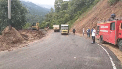 Akses jalan ke Bukittinggi via Malalak yang kembali lancar setelah jalan dibersihkan.