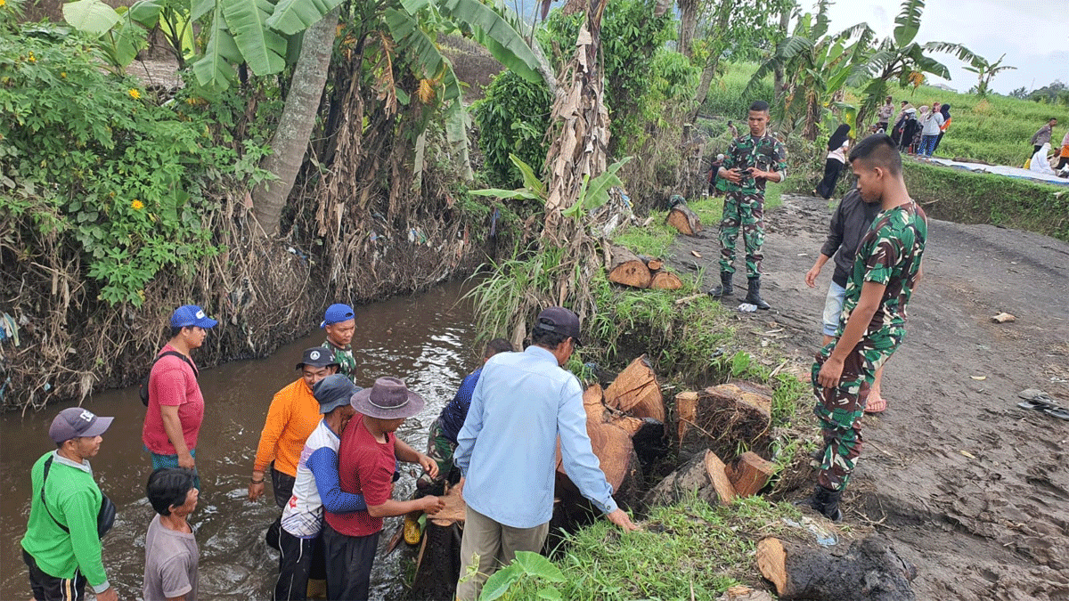 Pembersihan sisa-sisa banjir bandang di Padang Panjang. (kominfo)