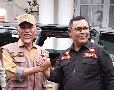 Mahyeldi dan Epyard Asda salam kompak. (tangkapan layer Facebook Hassan Hanna)
