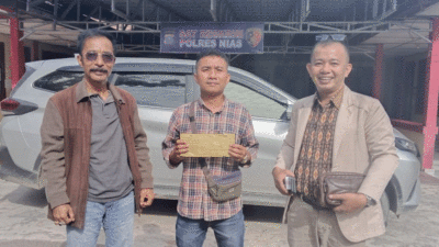 Korban bersama kuasa hukum di Polres Nias