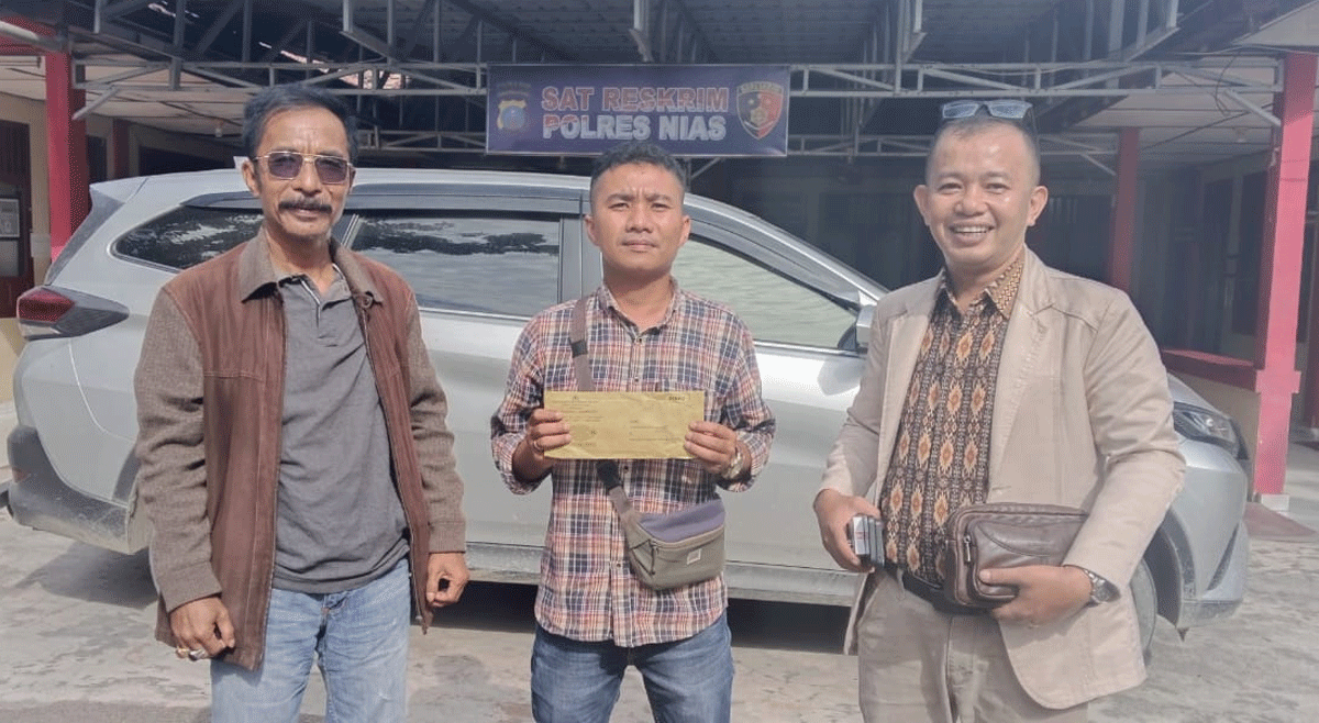 Korban bersama kuasa hukum di Polres Nias