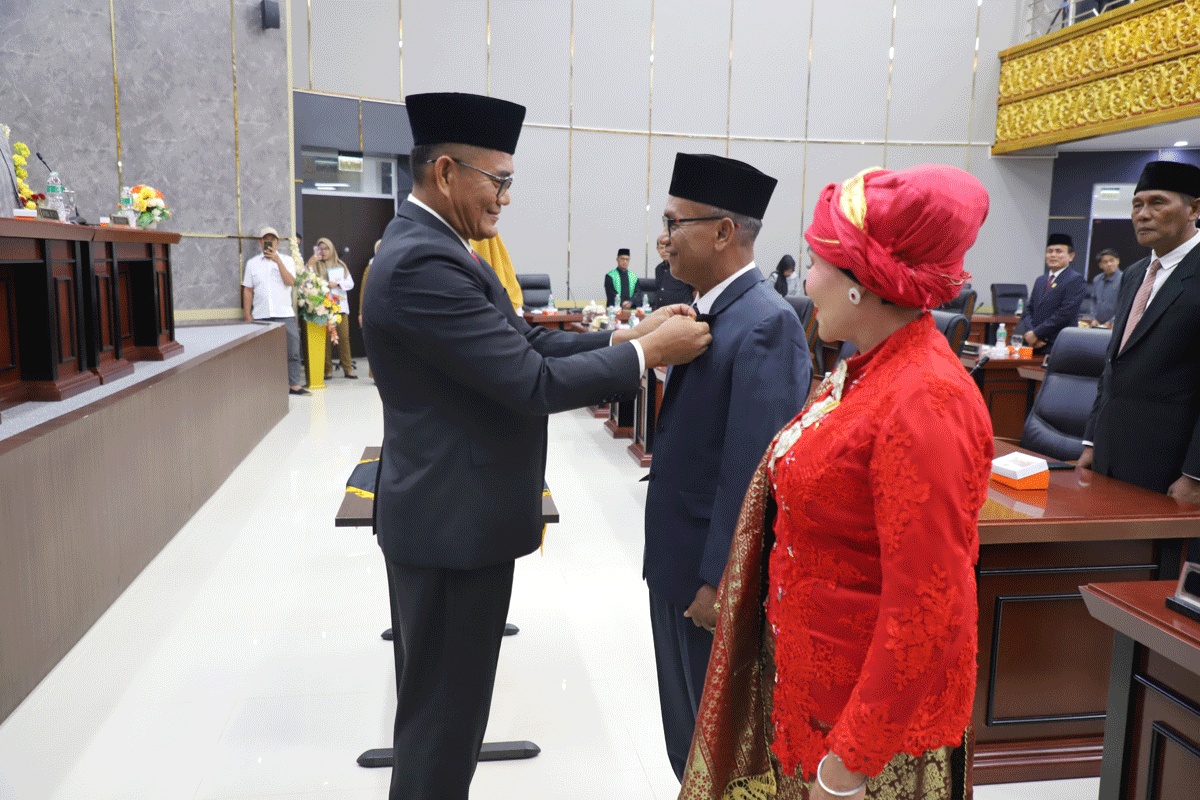 Ketua DPRD Padang pasangkan tanda jabatan pada anggota DPRD yang dilantik