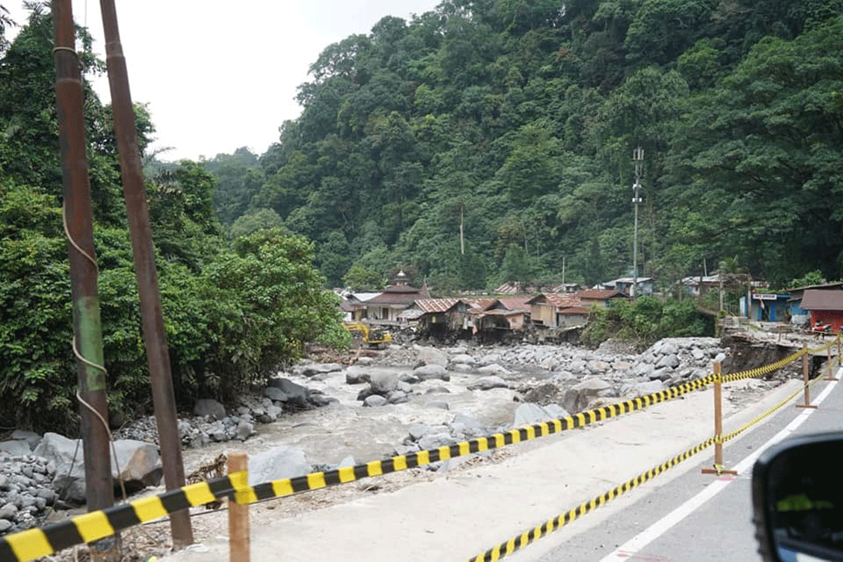 Ada sejumlah bangunan di bantaran sungai di Kawasan Lembah Anai. (prokopim)
