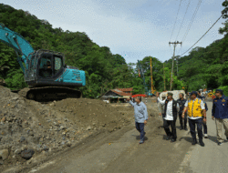 Ruas Padang-Bukittinggi Via Lembah Anai Diprediksi 21 Juli Kembali Berfungsi, 32 Alat Berat Dikerahkan Siang dan Malam
