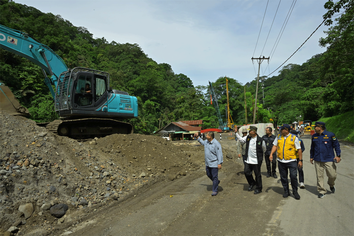 Gubernur Mahyeldi tinjau pengerjaan jalan di Lembah Anai. (Biro Adpim)