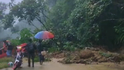 Material longsor tutup jalan di Sitinjau Lauik, Padang.