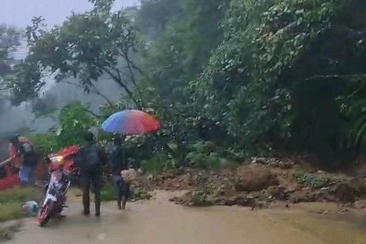 Material longsor tutup jalan di Sitinjau Lauik, Padang.