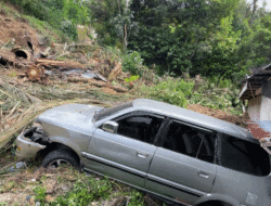 Pembersihan Material Longsor di Dusun Pasar Usang, Pak Jhon BMK Bantu dengan Alat Berat