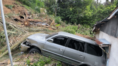 Pembersihan Material Longsor di Dusun Pasar Usang, Pak Jhon BMK Bantu dengan Alat Berat