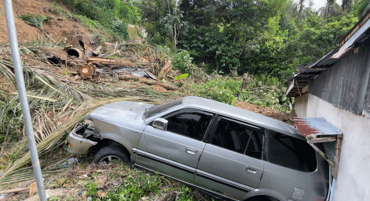 Mobil yang terperosok setelah dihantam banjir di Dusun Pasar Usang, Sawahlunto