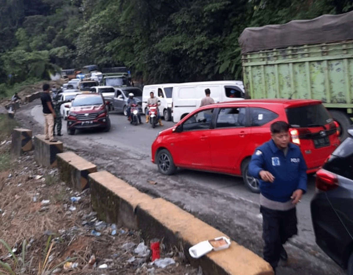 Kemacetan parah di Sitinjau, Kamis (30/5/2024) pagi. (suhanews)