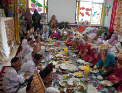Lestarikan Budaya Minang, Bocah-bocah Dikenalkan dengan Makan Bajamba